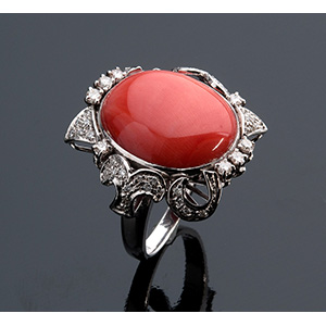 18K GOLD, CORAL AND DIAMOND RING; ... 