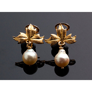 18K gold pearl earring; ; salt ... 