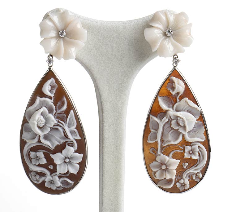 White gold, carved floral white ... 