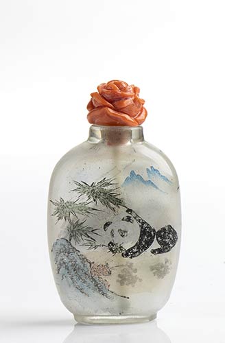 A painted glass snuff bottle with ... 