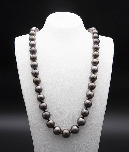 Tahiti Pearls necklace; ; 18k ... 