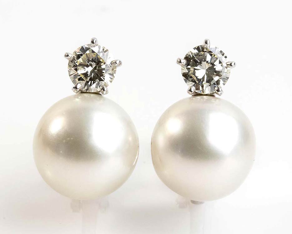 Pearls and diamonds earrings; ; ... 