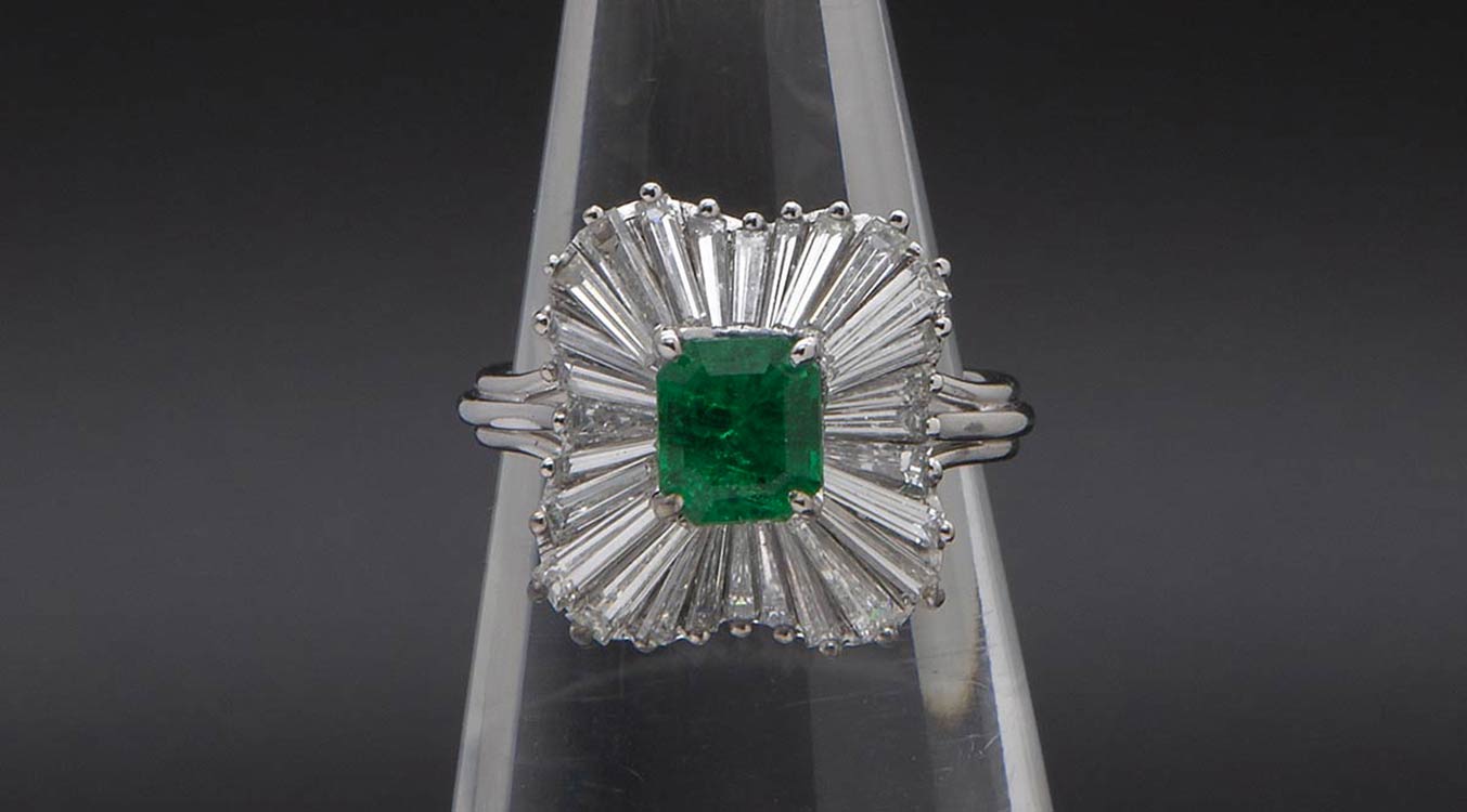 Emerald and diamonds ring; ; ... 