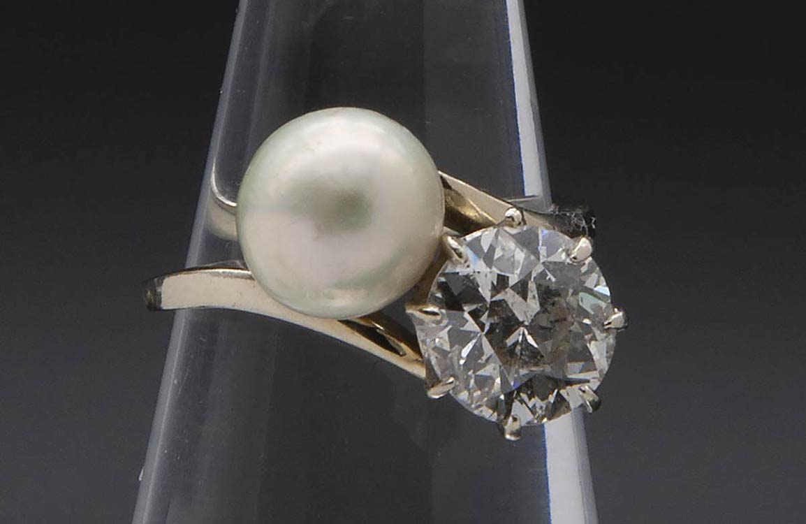 Natural pearl and diamonds ring ; ... 