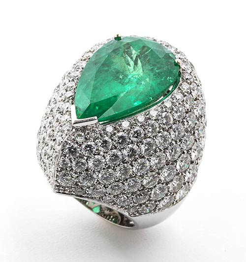 Emerald and diamonds ring; ; 18k ... 
