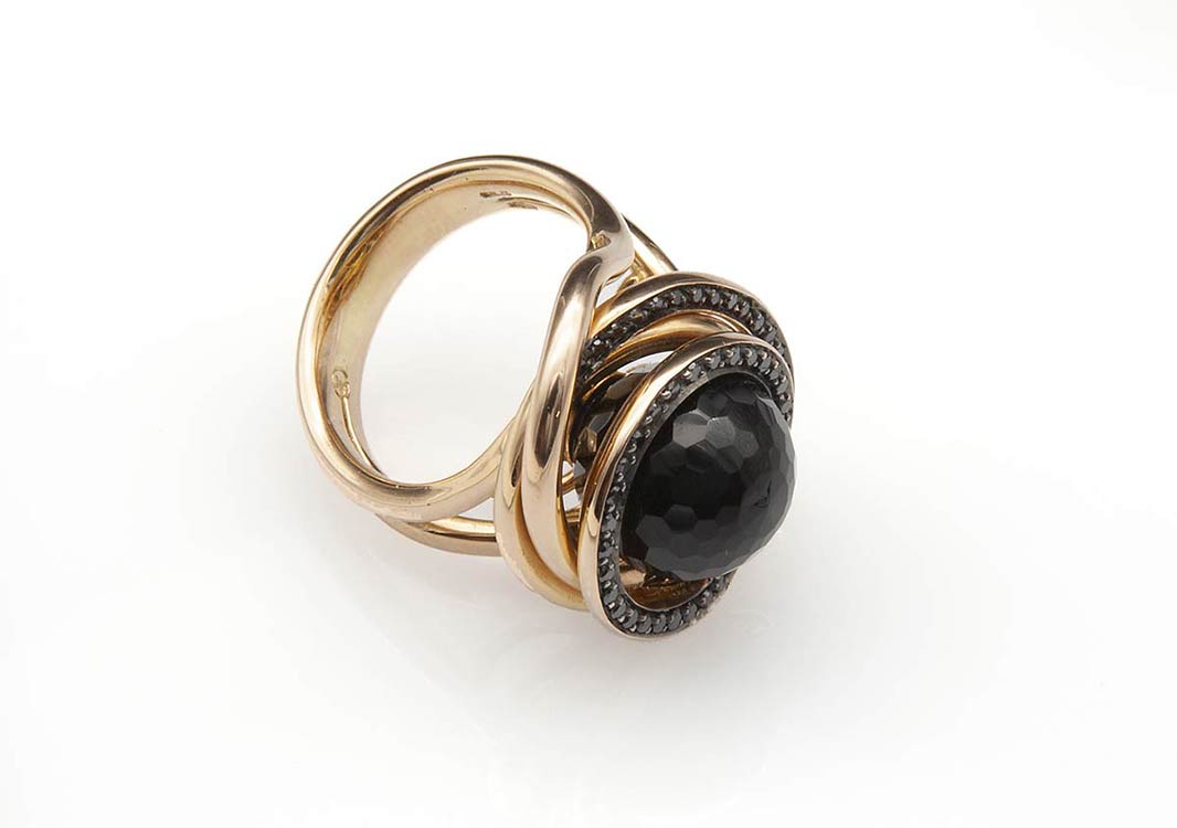 Black onyx and diamonds ring; ; 18 ... 