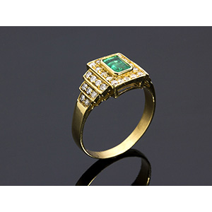 18K GOLD EMERALD AND DIAMOND RING; ... 