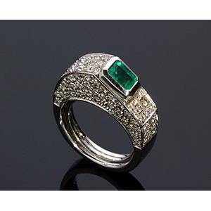 18K GOLD EMERALD AND DIAMOND RING; ... 