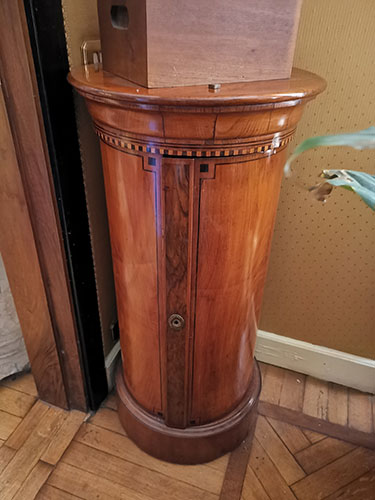 Bedside table column-shaped with ... 