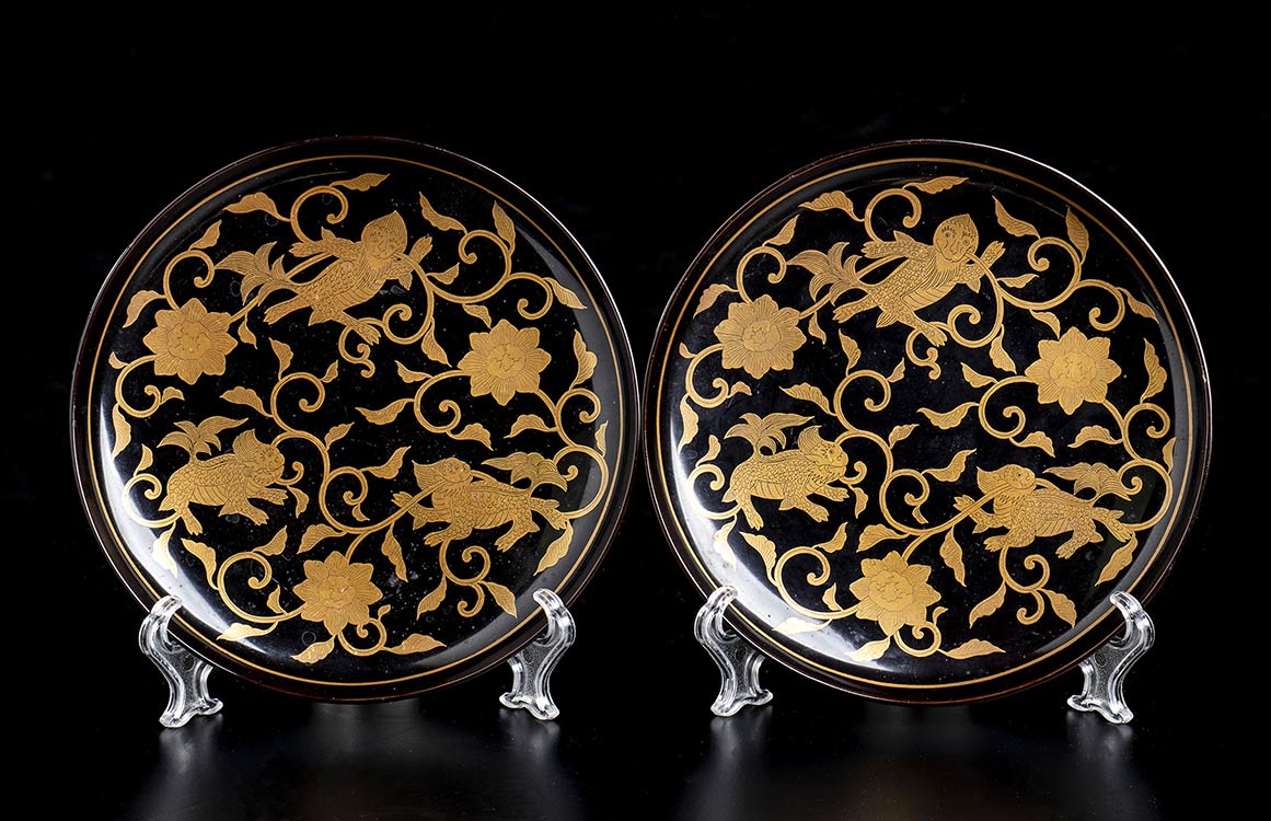 A PAIR OF LACQUERED AND GILT WOOD ... 