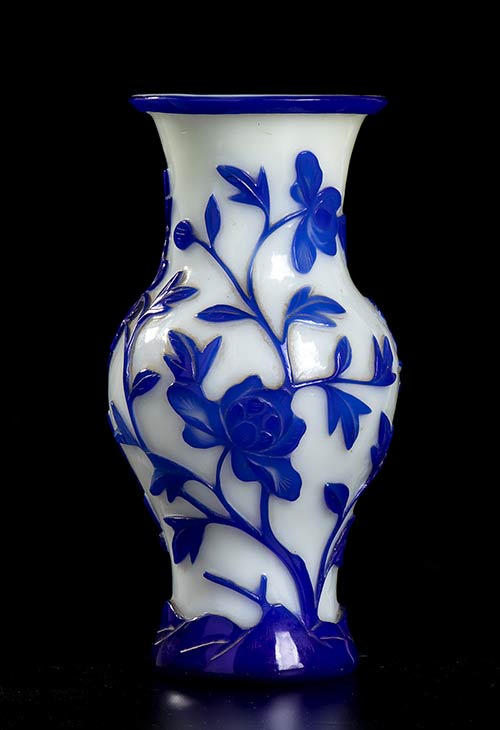 A CARVED GLASS VASE WITH FLORAL ... 