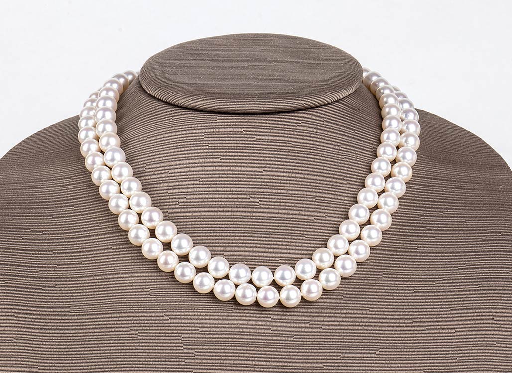 Pearls and diamonds necklace
two ... 