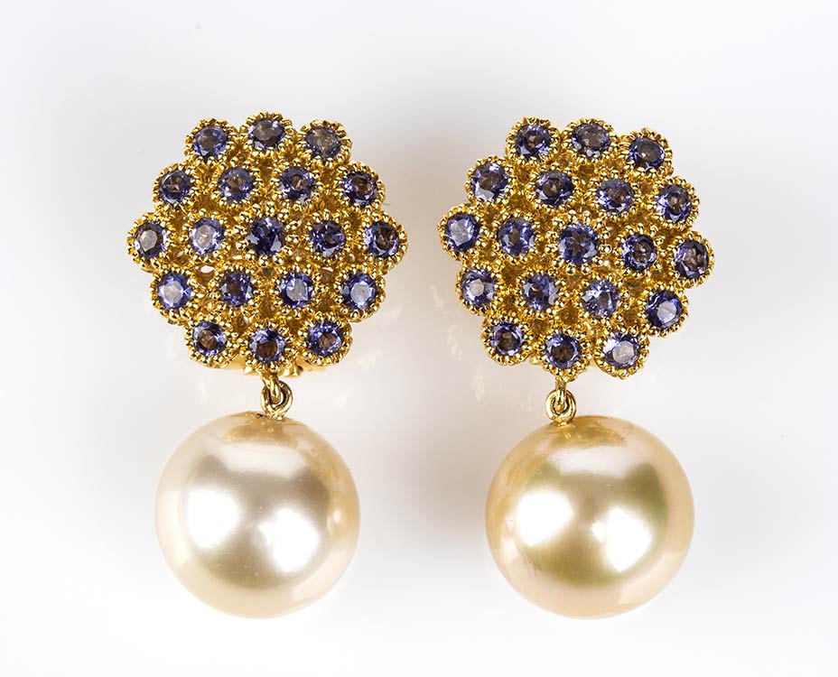 Gold, golden pearls and sapphires ... 