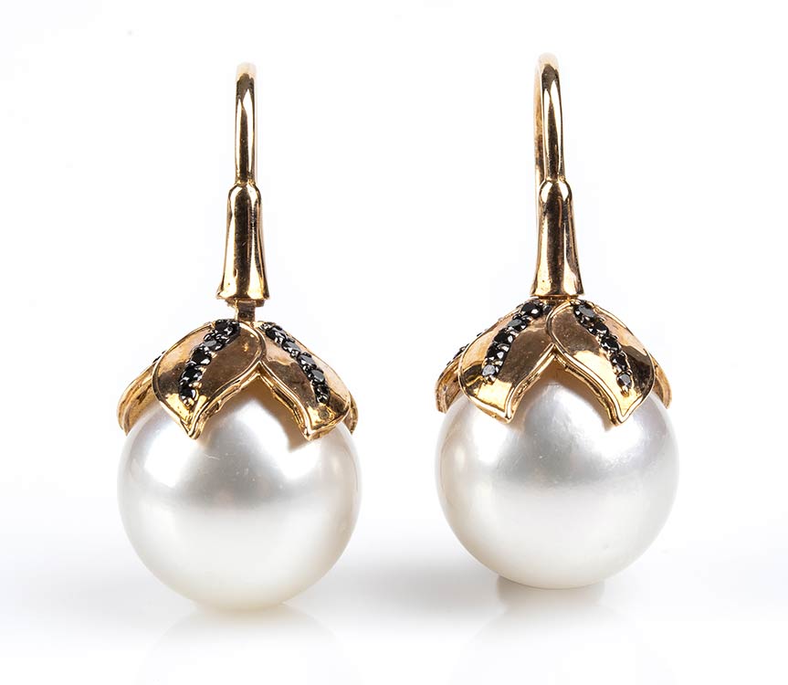 Gold, Australian pearls and black ... 