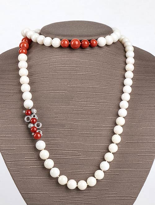 Coral and diamonds necklace
one ... 
