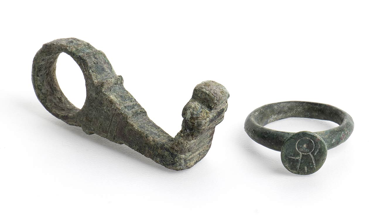 Lot of a Roman key and a ring with ... 