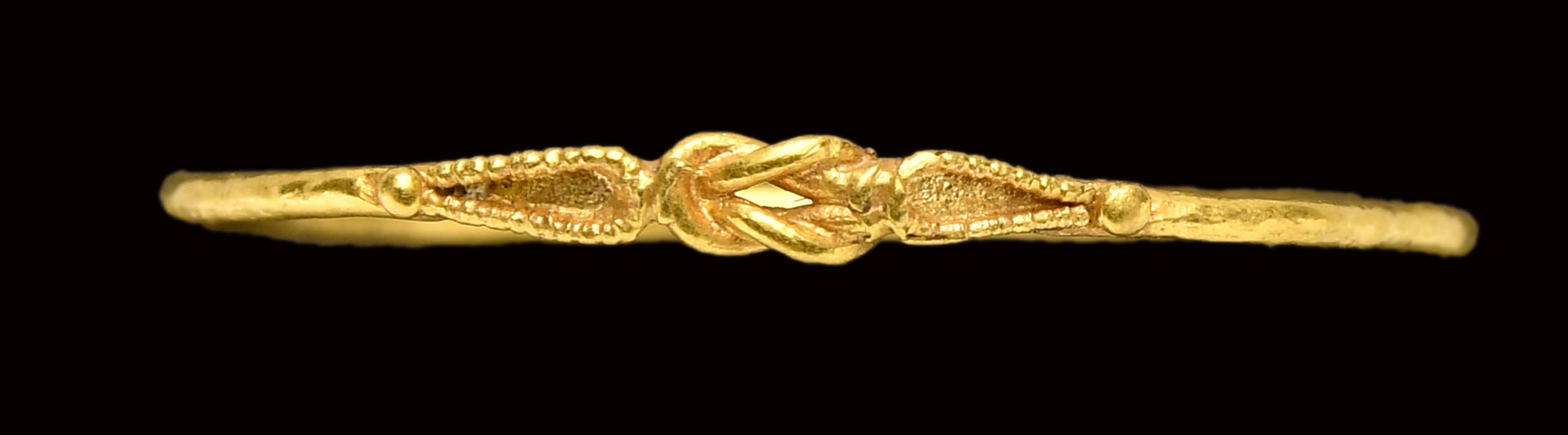 A greek hellenistic gold ring. ... 