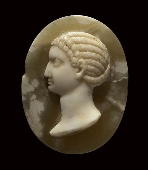 A two-layered agate cameo. Bust of ... 