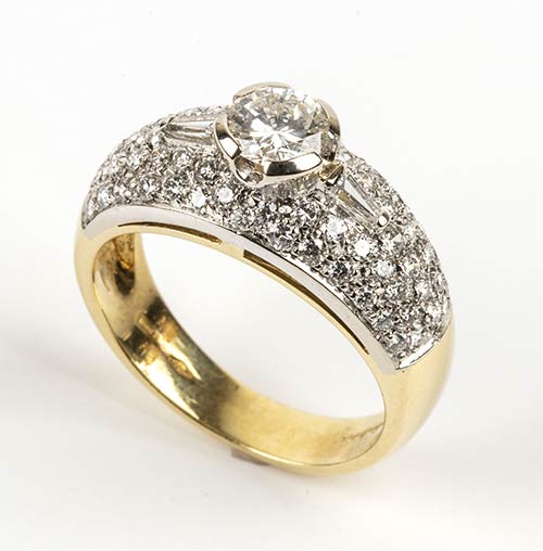 Gold and diamonds ring, mark of ... 