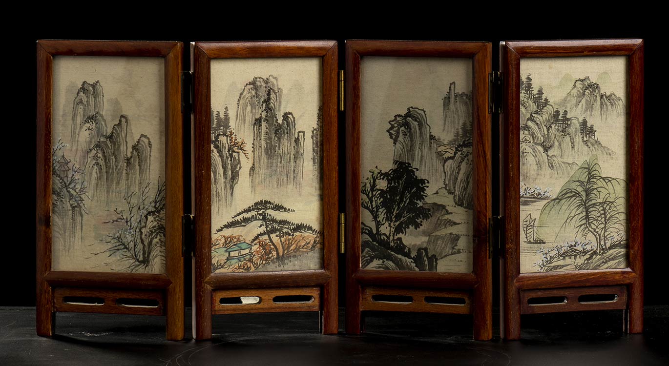 A SMALL MODEL OF A SCREEN
China, ... 