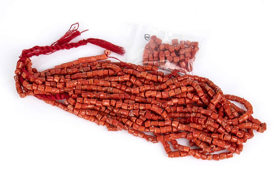 11 loose Mediterranean coral beads ... 