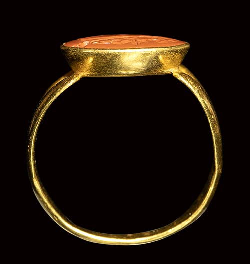 Red String Intaglio A fine roman red jasper intaglio set in a gold ... - Bertolami Fine Art