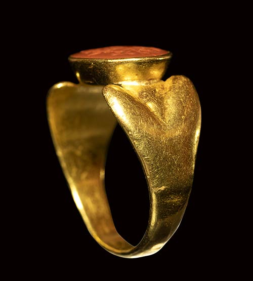 Red String Intaglio A fine roman red jasper intaglio set in a gold ... - Bertolami Fine Art