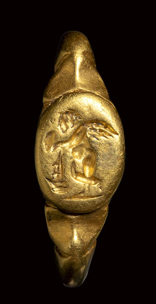 A late roman engraved gold ring. ... 