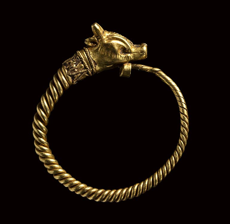 An hellenistic gold earring with ... 