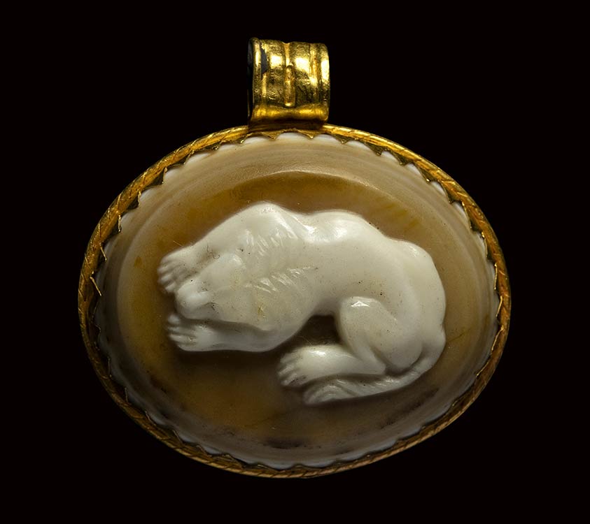 A large roman agate cameo set in a ... 