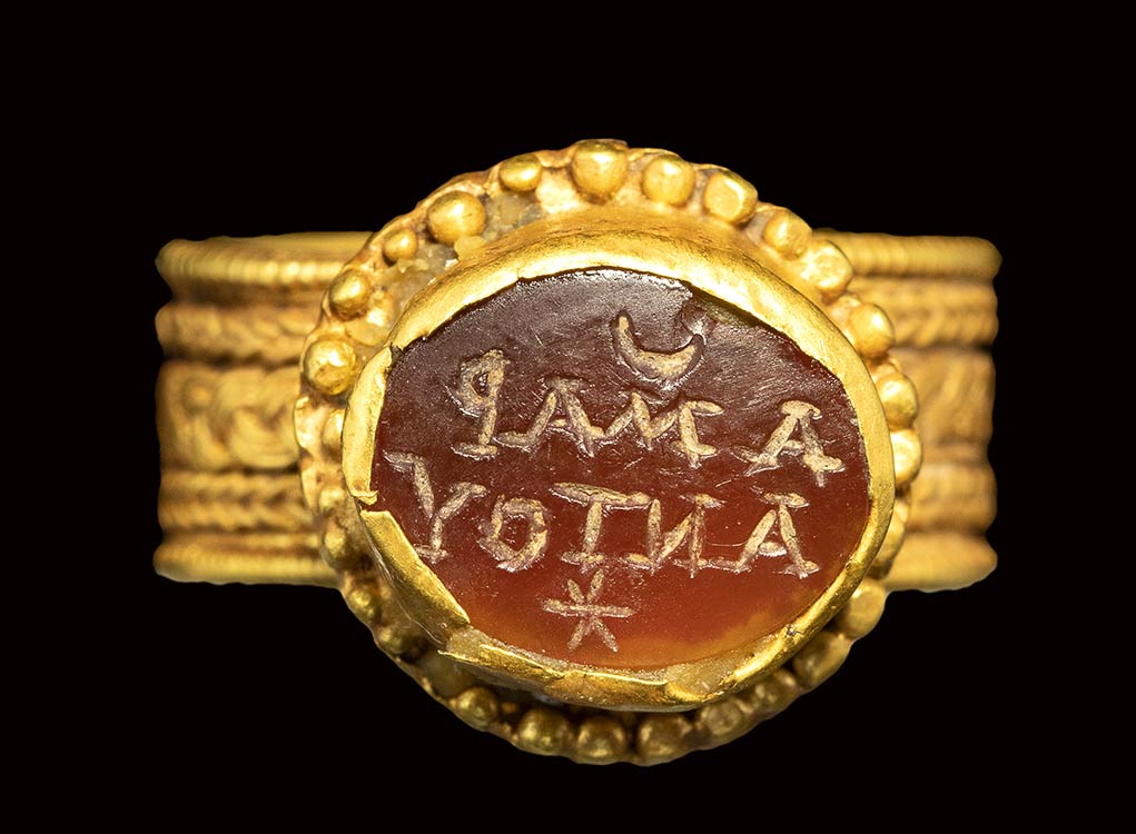A late roman gold ring with ... 