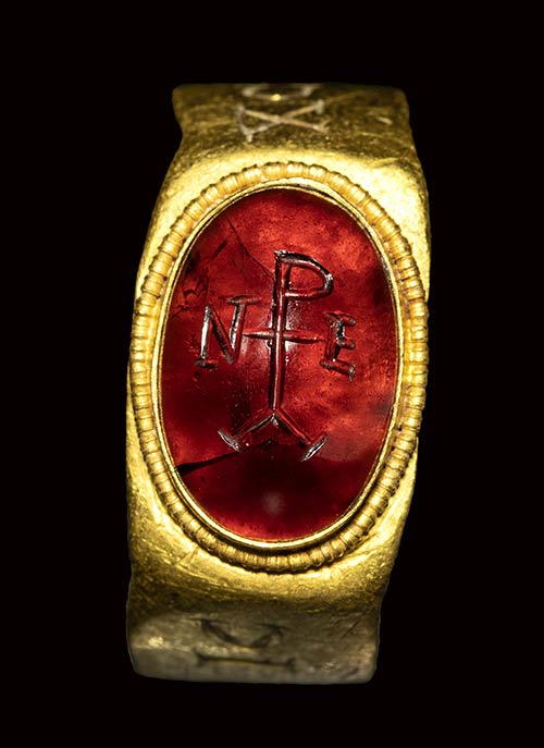 A byzantine engraved gold ring ... 