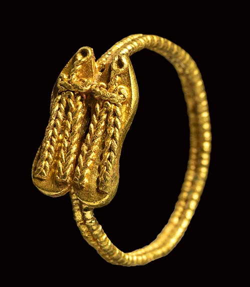 A Fatimid gold filigree gold ring ... 