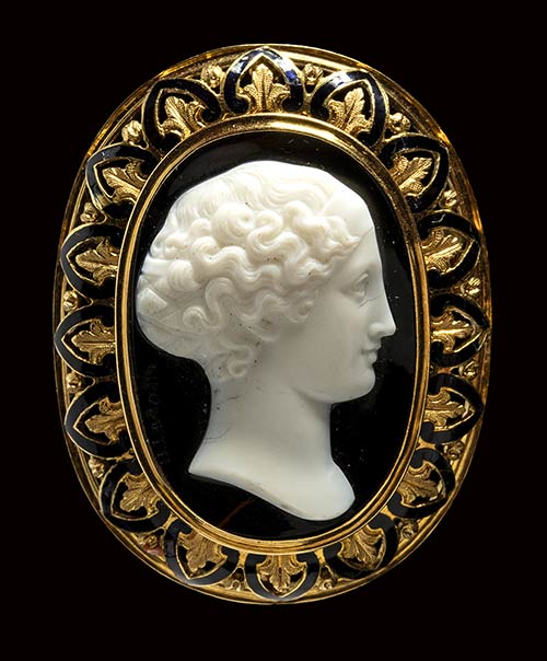 A very fine onyx cameo set in a ... 