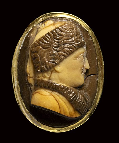 An unusual agate cameo set in a ... 