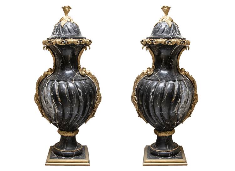 Pair of columns with marble vases ... 