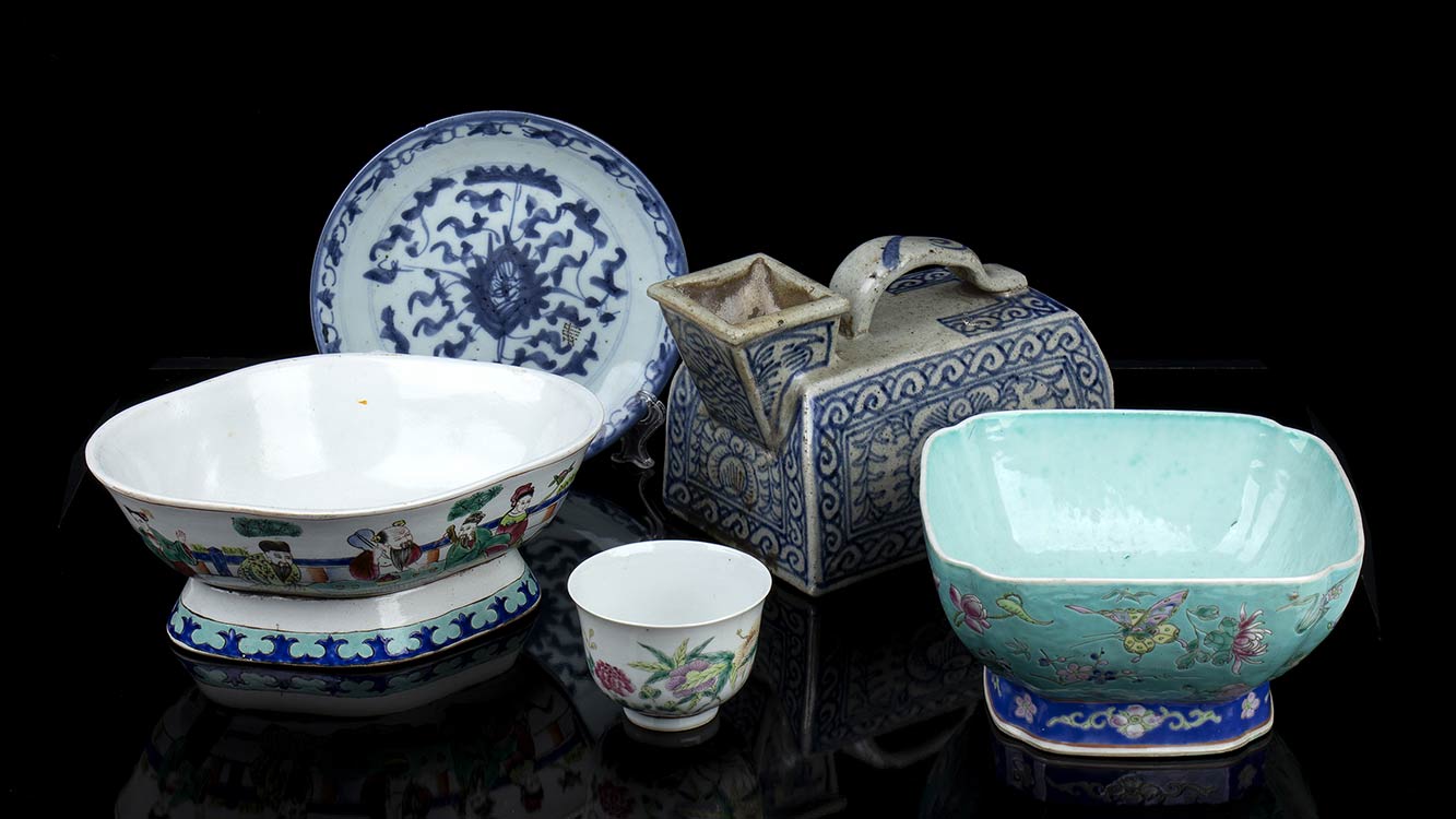 FIVE PORCELAIN ITEMS China, 20th ... 