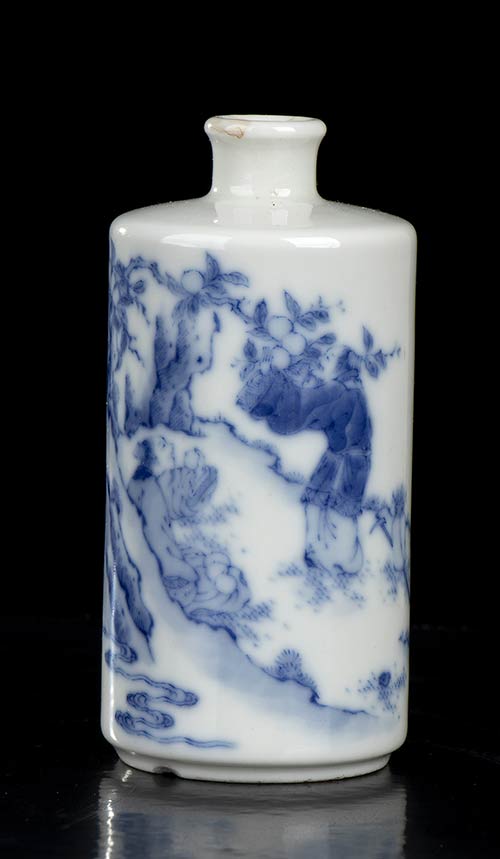 A BLUE AND WHITE PORCELAIN SNUFF ... 
