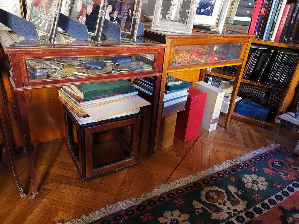 Display cabinet tables  a set of 5 ... 