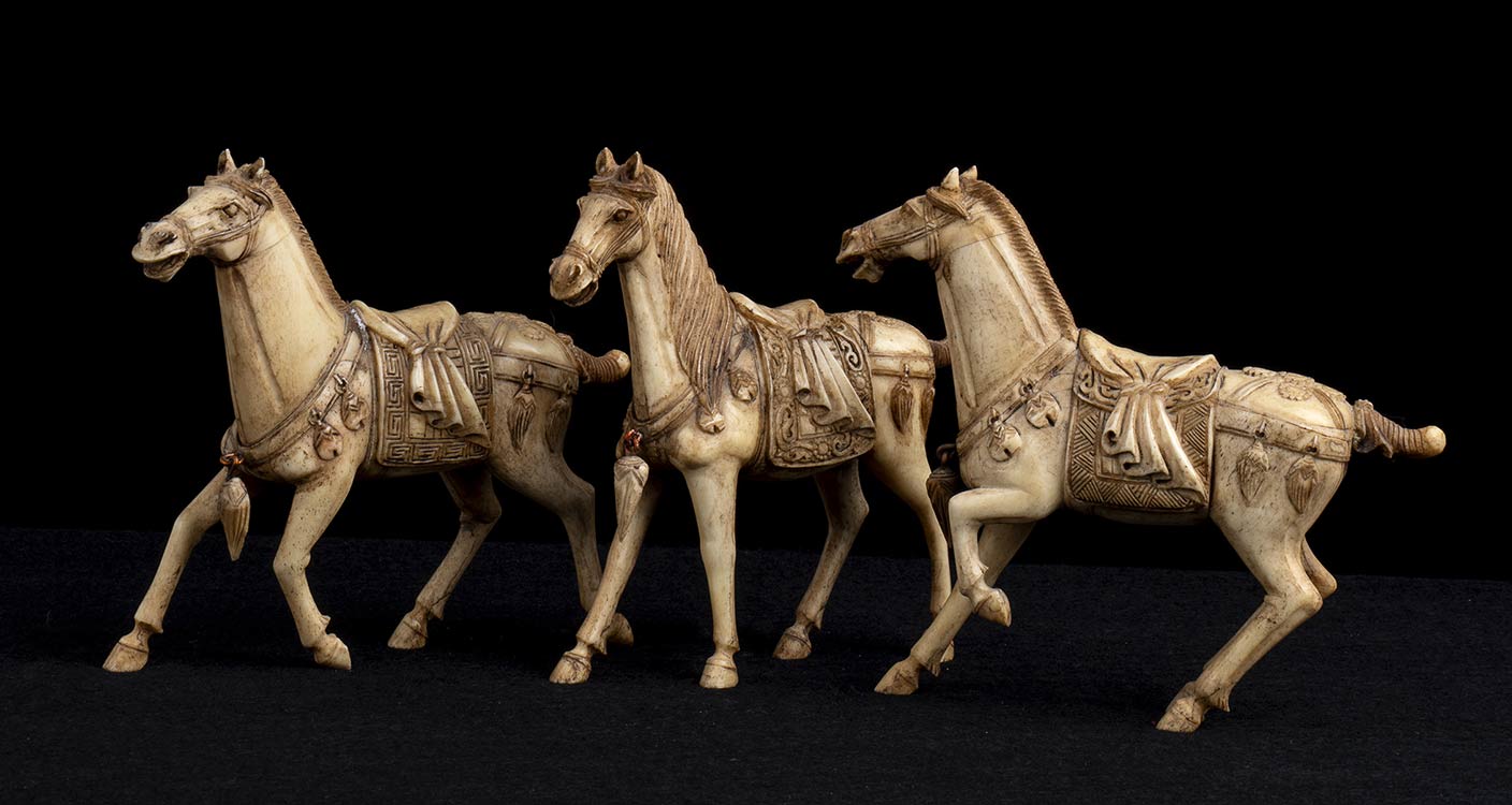 Lot of three sculpted horses Bone ... 