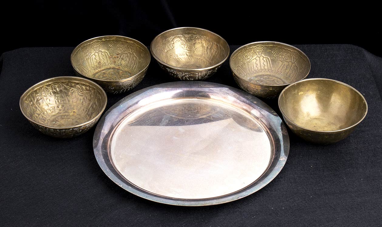 Lot of tray and 5 bowls in ... 