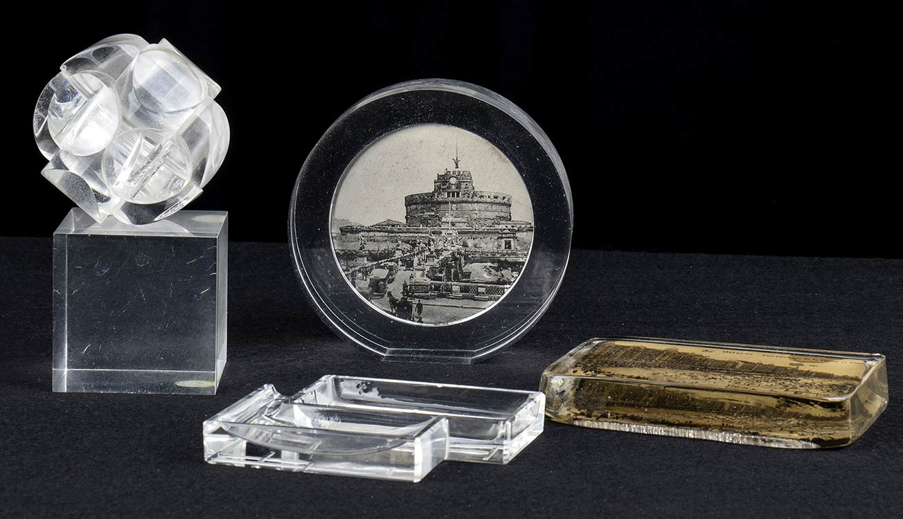 Four paperweights Plexiglass and ... 