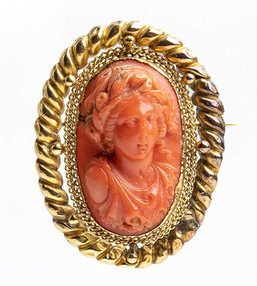 Cerasuolo gold broochwith a carved ... 