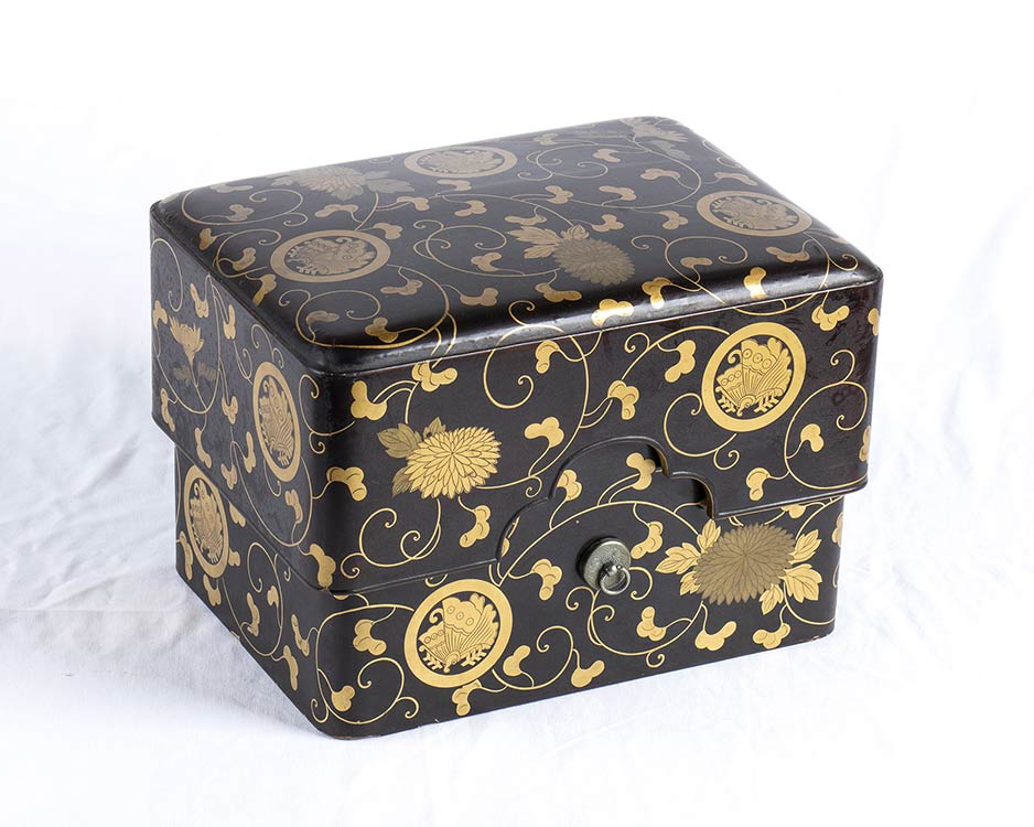 A LACQUERED AND GILT WOOD BOX AND ... 