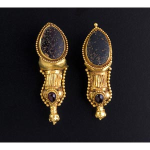 Parthian gold and garnet earrings ... 
