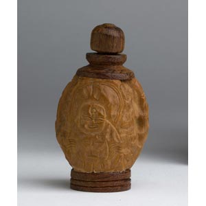 A carved nut;XX century; 6 cm; 