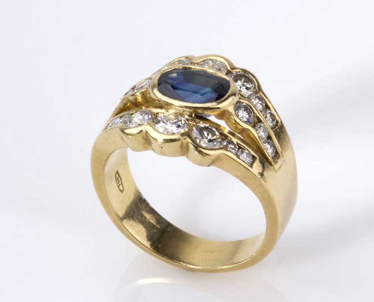 SAPPHIRE AND DIAMOND GOLD RING; ... 
