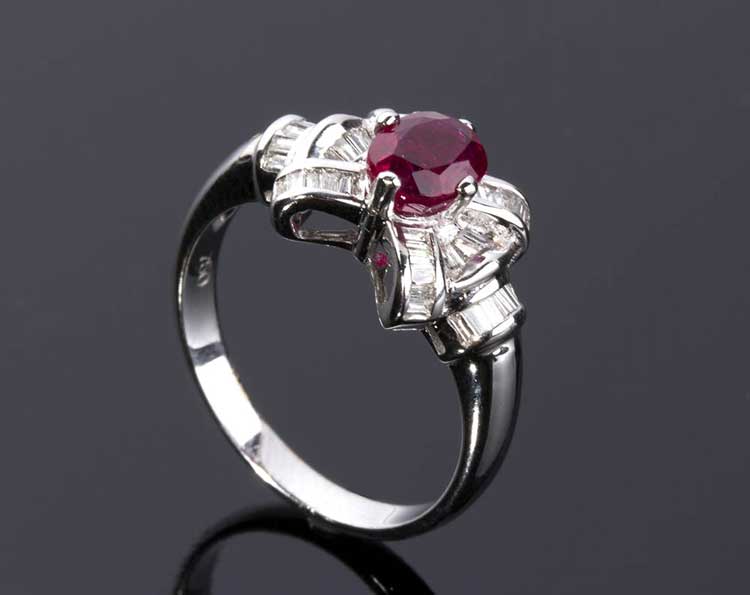 RUBY DIAMOND RING; set with an ... 