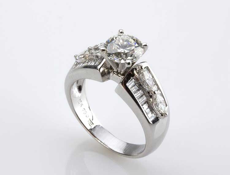 DIAMOND GOLD RING; set with ... 