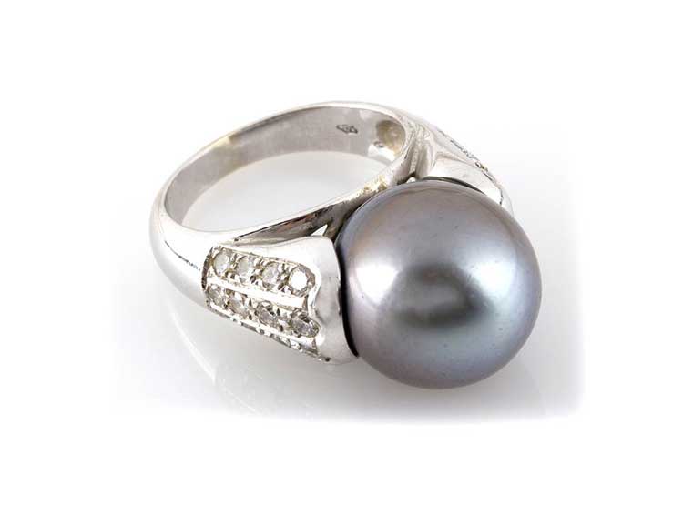 PEARL AND DIAMOND GOLD RING; ... 